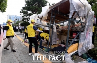 [TF포토] 강제 철거되는 대검찰청 앞 천막