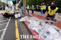 [TF포토] 서초구청, '대검찰청 앞 현수막 강제 철거'