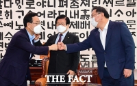 [TF포토] 주먹 인사하는 주호영 원내대표와 김태년 원내대표