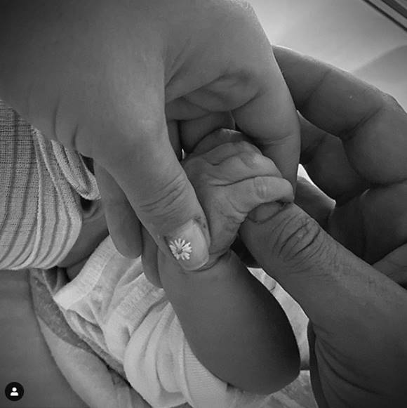 할리우드 배우 올랜도 블룸이 아내 케이티 페리와 딸 데이지의 손을 잡고 있는 사진을 공개해 출산 소식을 전했다. /올랜도 블룸 인스타그램