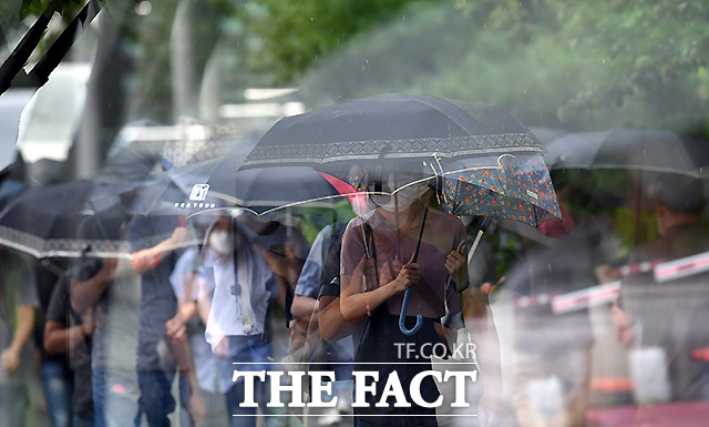 제8호 태풍 바비(BAVI)의 영향으로 강한 바람과 비가 내리는 27일 오전 서울 마포구 디지털미디어시티역에서 시민들이 우산을 들고 출근길을 서두르고 있다. /이효균 기자
