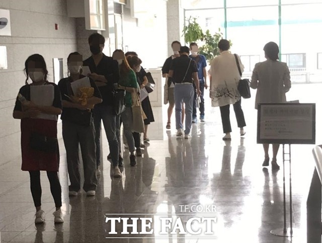 사회적 거리 두기 2단계 방역지침이 실시되는 상황을 반영해 생명·손해보험협회는 매 회차 자격시험 응시 인원을 50명으로 제한했다. 사진은 26일 서울 마포구에서 손해보험협회 주최 보험설계사 등록 자격시험이 열린 가운데 응시자들이 줄을 서 기다리고 있는 모습. /성강현 기자