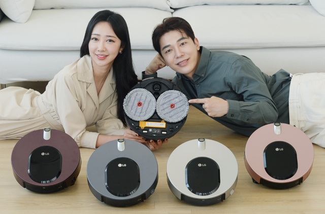 LG전자 모델들이 물걸레 전용 로봇청소기 LG 코드제로 M9 씽큐를 소개하고 있다. /LG전자 제공