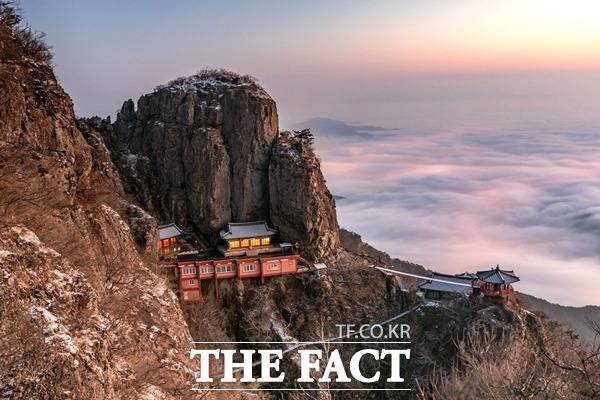 경북도가 지난 6월 11일부터 이달 9일까지 실시한 ‘인생샷! 김칠구 사진 공모전’의 수상 결과 김호영 씨의 ‘구미 약사암의 운해 빛나래’가 새벽녘 운해가 덮인 약사암의 풍경을 환상적으로 포착했다는 평가를 받으며 대상의 영예를 안았다./경북도 제공