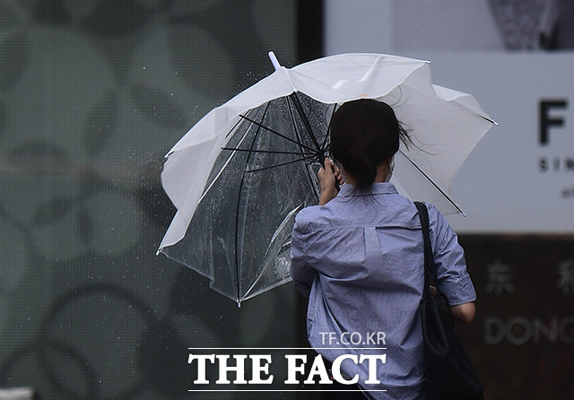 27일 오전 서울 광화문 일대에서 우산을 쓰고 발걸음을 재촉하는 시민. /이동률 기자