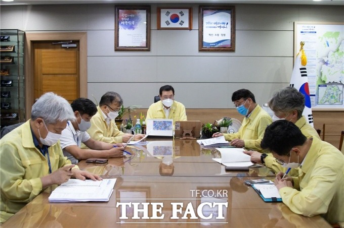 하루 확진자가 33명 발생한 26일, 이용섭 광주시장이 코로나19 대응 긴급대책회의를 주재하고 있다./ 광주시 제공