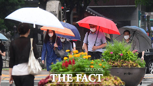 제8호 태풍 바비(BAVI)가 한반도에 상륙한 27일 오전 서울 종로구 광화문역 일대의 시민들이 우산을 쓰고 발걸음을 재촉하고 있다. /이동률 기자