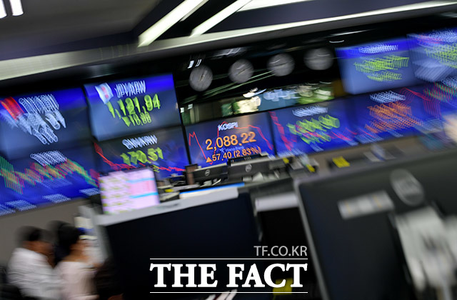 27일 국내증시가 일제히 하락 마감했다. 코스피는 전 거래일 대비 1.05% 하락한 2344.45에 거래를 마쳤다. /이덕인 기자