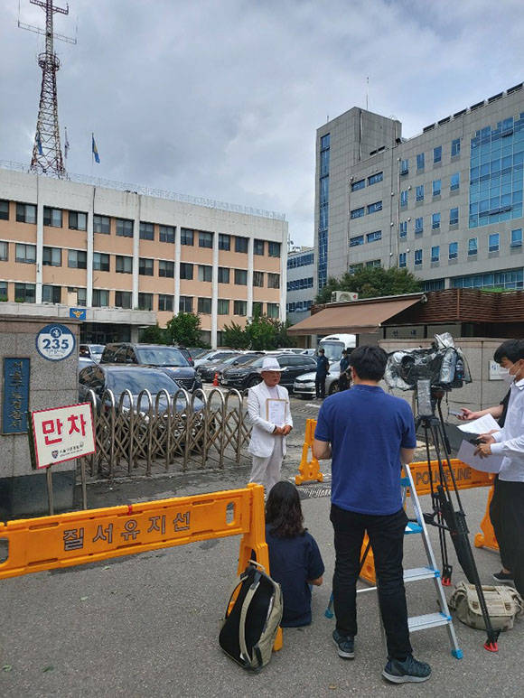 구로경찰서 앞에서 기자회견을 하는 오천도 애국국민운동대연합 대표. /애국국민운동대연합 제공