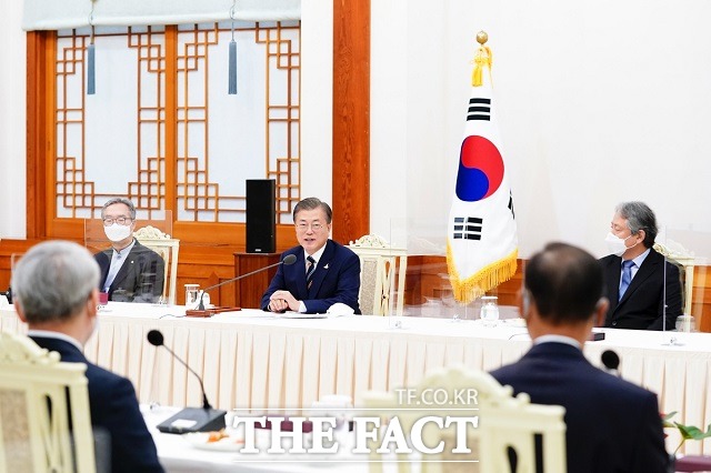 문재인 대통령이 27일 오전 청와대 본관에서 한국교회총연합 김태영, 류정호,문수석 공동대표회장을 비롯한 한국 교회 지도자와 간담회를 하고 있다. /청와대 제공