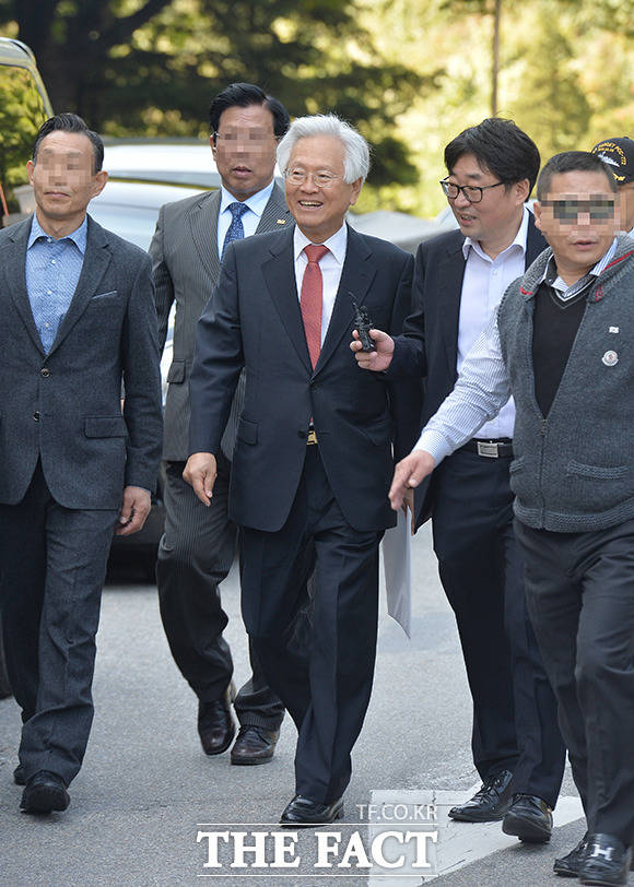 선고 직후 고 전 이사장은 취재진에게 사법부의 판결이라고 볼 수 없다며 즉각 상고 의사를 밝혔다. /이덕인 기자