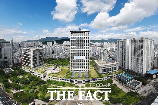 부산시는 26일 집합금지 행정명령을 무시하고 대면 예배를 강행한 교회 6곳을 경찰에 고발했다. 사진은 부산시청 전경. /부산시 제공