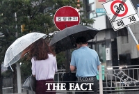 [TF포토] 태풍 '바비' 피하며 출근