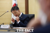 [TF포토] 마스크 벗는 박능후