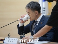 [TF포토] 물 마시는 박능후 장관