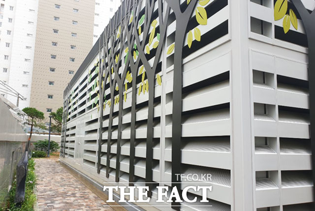 지상 4층 중앙 휴식공간에 자리하고 있는 대형 공조기. 공조기 옆으로 좁은 인도가 펼쳐져 있다. /윤정원 기자