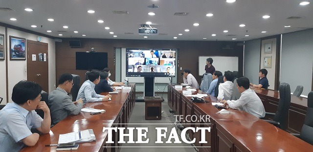 쌍용차는 지난 26일 코로나19 사태로 잠정 중단한 글로벌 제품 마케팅 협의회를 화상회의로 재개하는 등 코로나19 팬데믹이 장기화됨에 따라 위축된 수출시장 회복을 위해 언택트 마케팅 및 커뮤니케이션 채널을 강화하고 있다. /쌍용차 제공