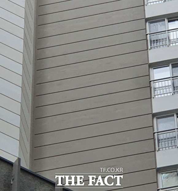 본래는 외벽에 균열이 있었지만 현재는 그 위에 시멘트를 덧대 표면이 울퉁불퉁한 상태다. /윤정원 기자