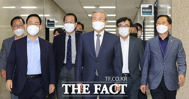 김종인 미래통합당 비상대책위원장이 28일 오전 화상으로 진행한 비대위회의에서 지금은 모든 노력을 코로나19 확산 저지에 모아야 한다며 정부가 의료진에 (파업 철회를) 추궁만 할 것이 아니라 의료진들이 헌신적으로 코로나19 퇴치를 위해 노력하도록 여건부터 만들어야 한다고 밝혔다. 김 위원장과 통합당 중진의원들이 지난 26일 오전 국회에서 열린 비대위원장-중진의원 회의에 참석하는 모습. /배정한 기자