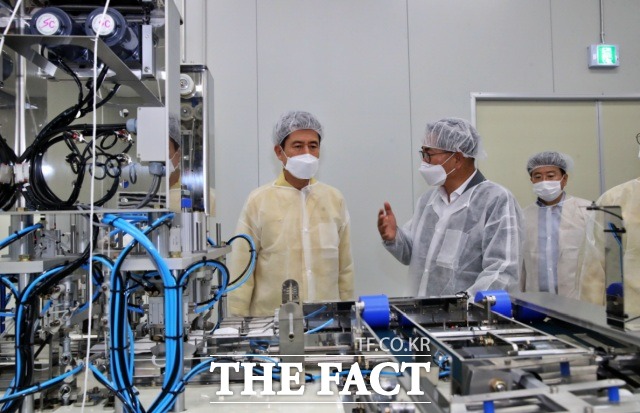 28일 이강덕 포항시장이 지역 마스크 생산준비 시설을 찾아 둘러보고 근로자들을 격려했다./포항시 제공