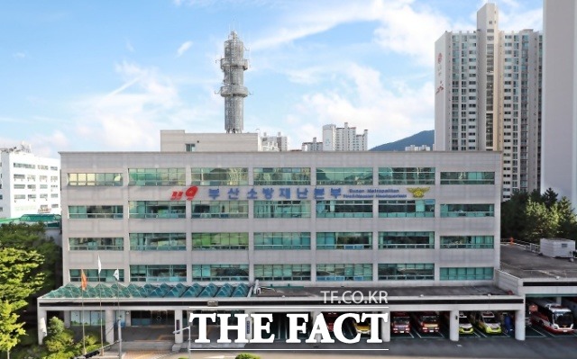 의사들이 집단휴진에 돌입한 첫날인 27일 약물 중독 증세를 보인 40대 남성이 응급처치를 받을 병원을 3시간 동안 찾지 못해 울산에 있는 대학병원까지 가 치료를 받았지만 끝내 숨졌다. 부산 강서소방서는 28일 오후 대저119안전센터에서 당시 현장 구급대원 A씨가 참여한 브리핑을 가졌다. /부산=조탁만 기자