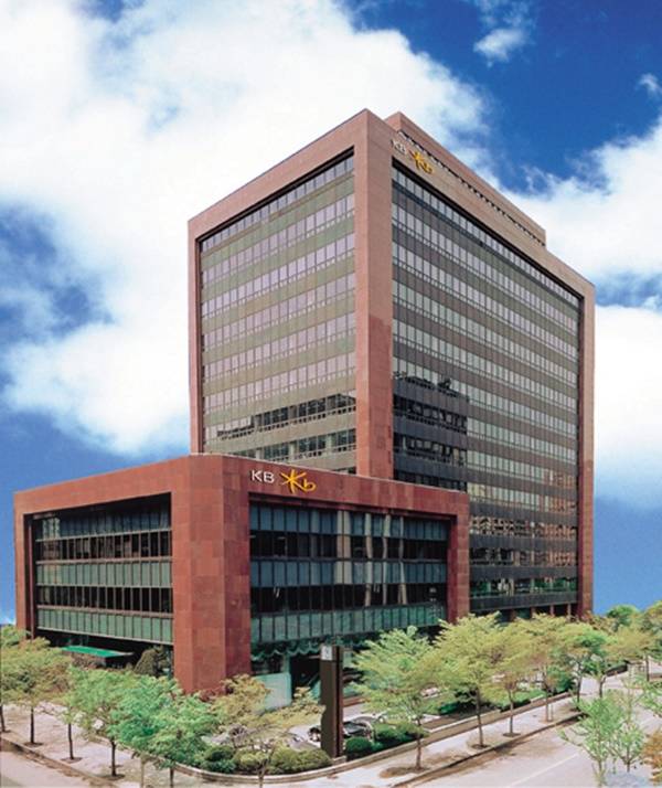 KB금융지주 회장후보추천위원회는 28일 김병호, 윤종규, 이동철, 허인 총 4인을 회장 최종 후보자군(Short List)으로 확정했다. /KB금융그룹 제공