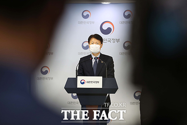 김강립 보건복지부 차관이 28일 서울 종로구 정부서울청사 본관 브리핑룸에서 열린 의사단체 집단행동 관련 관계부처 합동 브리핑에서 발언하고 있다. /이새롬 기자