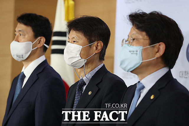 송민헌 경찰청 차장(왼쪽)과 김강립 보건복지부 차관, 고기영 법무부 차관이 28일 서울 종로구 정부서울청사 본관 브리핑룸에서 열린 의사단체 집단행동 관련 관계부처 합동 브리핑에서 취재진 질문을 듣고 있다. /이새롬 기자