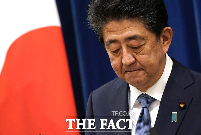 아베 신조 일본 총리가 28일 오후 일본 도쿄 총리공관에서 기자회견을 갖고 총리직 사임 의사를 밝히고 있다. /도쿄=AP.뉴시스