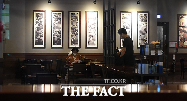 프랜차이즈형 커피전문점에 포장과 배달만 허용하는 정부의 방역 강화 조치에 대해 커피 프랜차이즈 업계는 사실상 셧다운이라는 반응을 내놨다. /이효균 기자