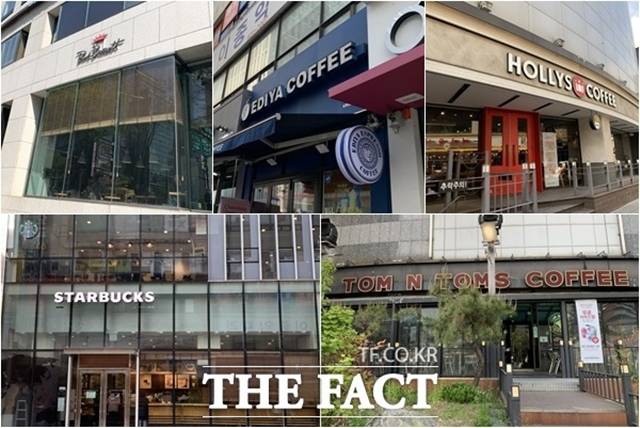 코로나19 재확산으로 정부가 오늘(30일)부터 카페 내 음료와 식품 취식을 금지하면서 커피 프랜차이즈 업계 안팎에서 고객·매출 감소를 우려하는 목소리가 나온다. /더팩트 DB