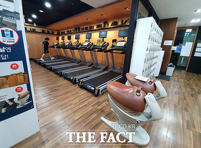 30일 0시부터 수도권 거리두기 2.5단계가 시행되는 가운데 29일 오전 서울 서초구 방배동의 한 피트니스센터가 한산한 모습을 보이고 있다. /이효균 기자
