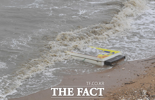 제9호 태풍 마이삭이 다음달 3일 새벽 3시께 부산에 상륙할 전망이다. 제주도와 전남은 9월 1일 오후 12시부터 간접 영향권에 들어갈 예정이다. 제8호 태풍 바비의 영향으로 강한 바람과 비가 내린 지난 27일 인천 중구 마시란로의 해변에 상점 간판이 떠다니는 모습. /이덕인 기자