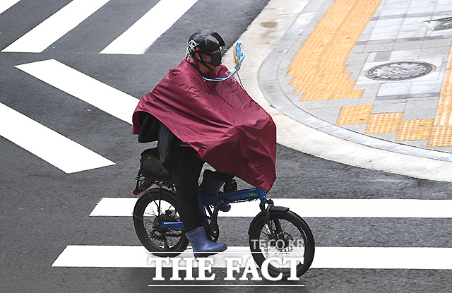 8월의 마지막 날이자 월요일인 31일에는 전국 대부분 지역이 흐리고 비가 내리는 가운데 여전히 무더위가 기승을 부리겠다. /이새롬 기자