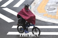 [오늘의 날씨] 전국 흐리고 낮부터 내륙 소나기…'여전히 무더위 기승'