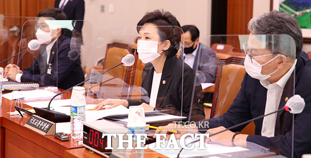 칸막이 속에서 답변하는 김현미 장관(가운데)