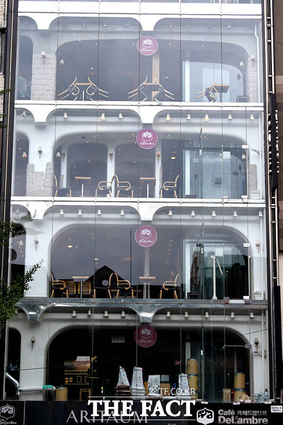 서울 종로의 대형 카페는 매장내 취식 불가로 인해 텅빈 모습을 보이고 있다./이선화 기자