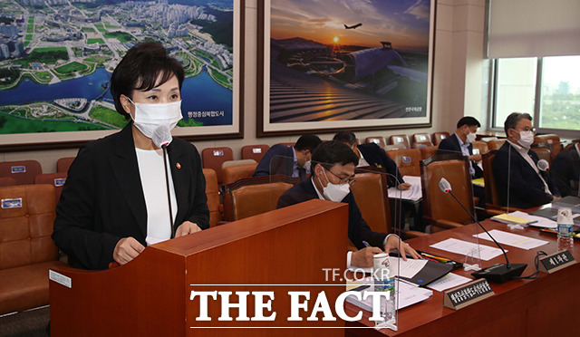 김현미 국토교통부 장관(왼쪽)이 31일 오전 서울 여의도 국회에서 열린 2019회계연도 결산을 위한 국토교통위원회 전체회의에 출석해 업무보고를 하고 있다. / 국회=배정한 기자