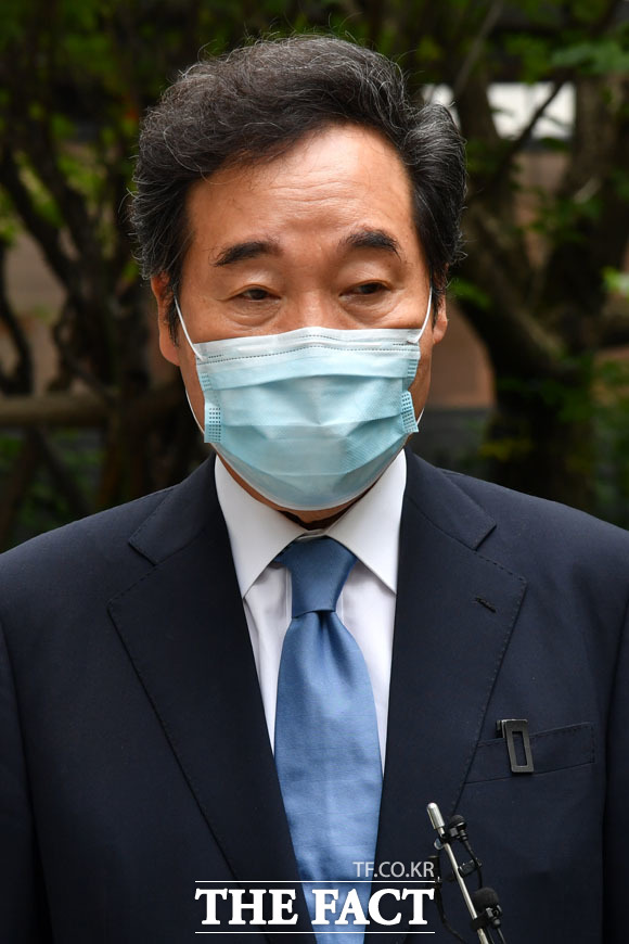 자가격리를 마친 이낙연 더불어민주당 신임 당대표가 31일 종로구 자택을 나서며 취재진의 질의에 답하고 있다. /종로=남윤호 기자