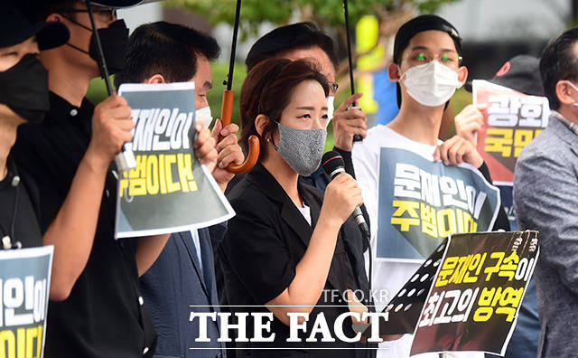 사랑제일교회 관련 서울 확진자는 하루 사이 10명이 추가돼 605명으로 늘었다. 강연재 변호사(가운데)가 28일 오전 서울 종로구 광화문 광장에서 열린 815비대위 및 사랑제일교회 변호인단 기자회견에 참석해 정부를 규탄하는 발언을 이어가고 있다. /이동률 기자