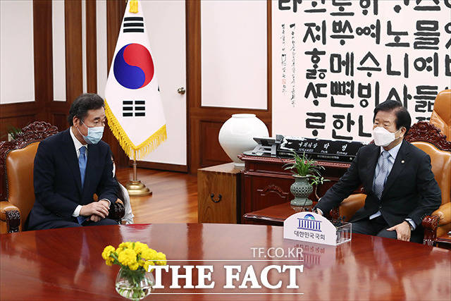 이낙연 더불어민주당 대표(왼쪽)가 31일 오후 서울 여의도 국회에서 박병석 국회의장을 예방하고 있다. / 국회=배정한 기자