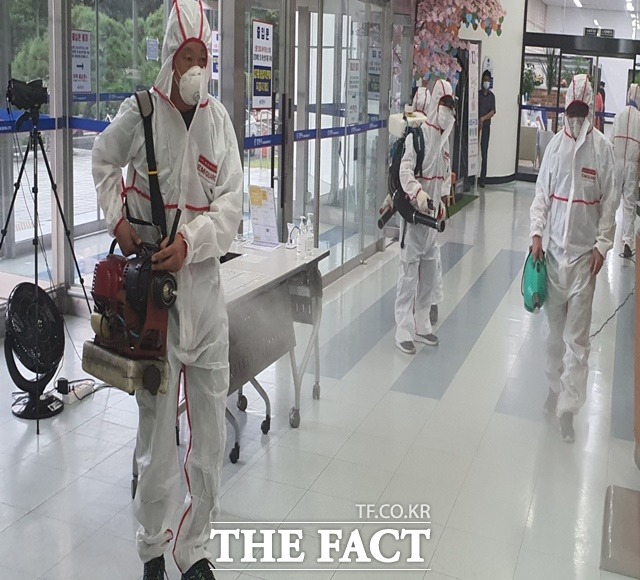 경남 창원시가 지난 29일 지역사회 감염 확산에 대응해 청사시설에 대한 긴급방역을 펼치고 있다. /창원시 제공