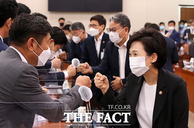 의원들과 인사하는 김현미 장관(오른쪽)