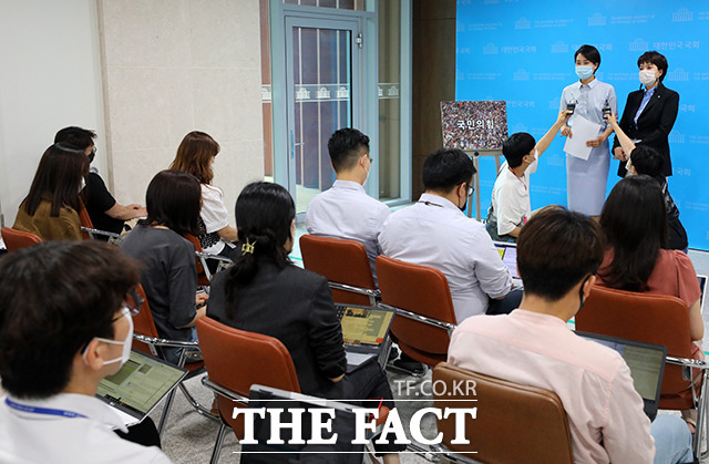 통합당 김수민 홍보본부장과 김은혜 대변인이 31일 오후 국회 소통관에서 새로운 당명 국민의힘 개정과 관련한 기자들의 질문에 답하고 있다. /배정한 기자