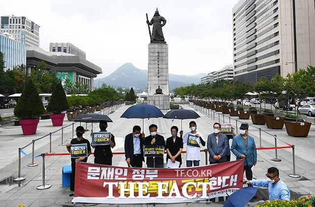 서울 신종 코로나바이러스 감염증(코로나19) 확진자가 약 하루 사이 82명 증가했다. 815 비대위 및 사랑제일교회 변호인단이 28일 오전 서울 종로구 광화문 광장에서 기자회견을 갖고 정부를 규탄하는 발언을 이어가고 있다. /이동률 기자