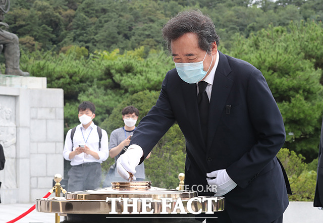 이낙연 더불어민주당 대표가 31일 오후 서울 동작구 국립현충원을 방문해 현충탑에서 참배를 하고 있다. / 배정한 기자