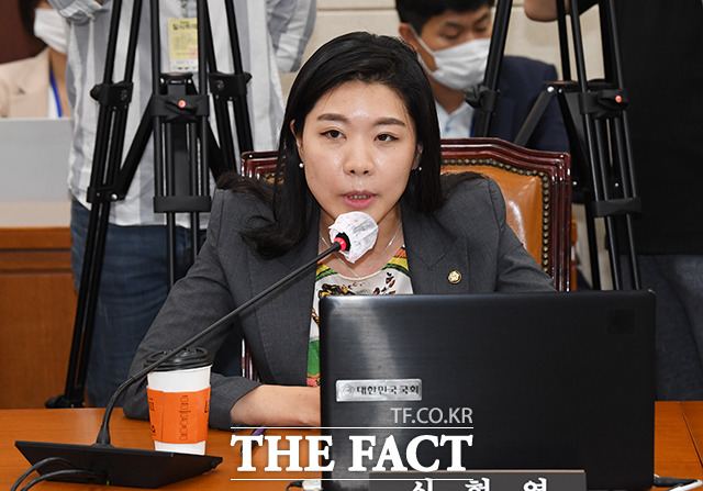신현영 더불어민주당 의원이 북한에 재난 발생시 남한 의료 인력의 긴급 지원을 가능하게 하는 법안을 발의한 것으로 알려져 논란이 되고 있다. 국회 보건복지위원회 전체회의에 참석해 발언하는 신 의원. /배정한 기자