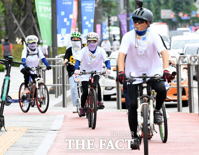 9월부터 서울 지하철 7호선은 평일에도 오전 10시부터 오후 4시까지 자전거 휴대가 허용된다. 국내 에너지 전문 NGO 네트워크 에너지시민연대가 서울 송파구 롯데월드타워 일대에서 자전거를 타며 제17회 에너지의 날 기념 저탄소 친환경 생활실천 확산 및 녹색교통 중요성을 알리는 비대면 바이크스루 캠페인을 진행하고 있다. /임세준 기자