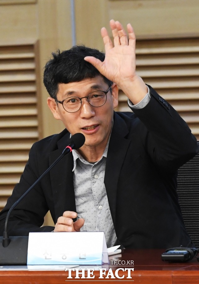 진중권 전 동양대 교수는 31일 더불어민주당과 미래통합당의 핵심지지층이 각각 30%, 14%라는 여론조사에 과거 여야의 처지가 뒤바뀌었다라고 분석했다. 지난 5월 통합당 토론회에 참석해 발언을 하고 있는 진 전 교수. /배정한 기자