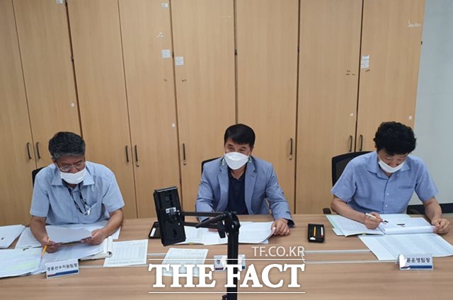 광명 스피돔에서 면접관들이 휴대폰으로 경륜선수 재등록 화상면접을 실시하고 있다./기금조성총괄본부 제공